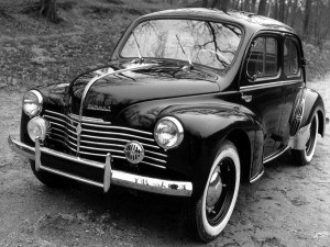 Renault 4CV Grand Luxe 1950 - photo Renault