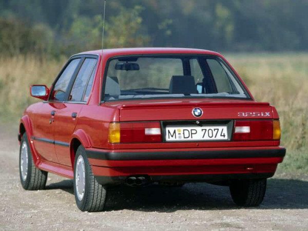 BMW Série 3 E30 quatre portes 325iX 1987-1991 vue AR - photo BMW