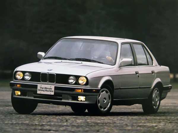 BMW Série 3 E30 quatre portes 318i US 1990-1991 vue AV - photo BMW