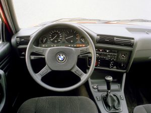 BMW Série 3 E30 planche de bord 1982-1987 - photo BMW