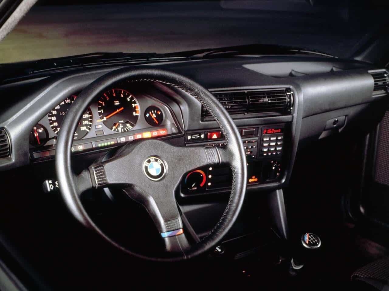 BMW M3 E30 1986-1990 tableau de bord – photo BMW | Auto Forever