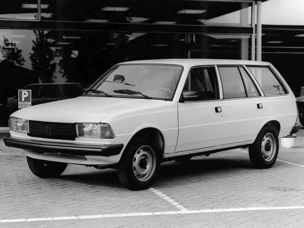 Peugeot 305 break 1980-1982 vue AV - photo Peugeot