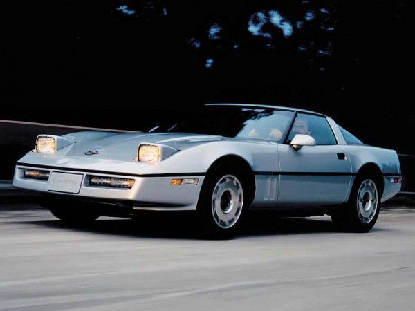 Chevrolet Corvette Sport Coupe 1984-1987 sur route phares allumés - photo Chevrolet