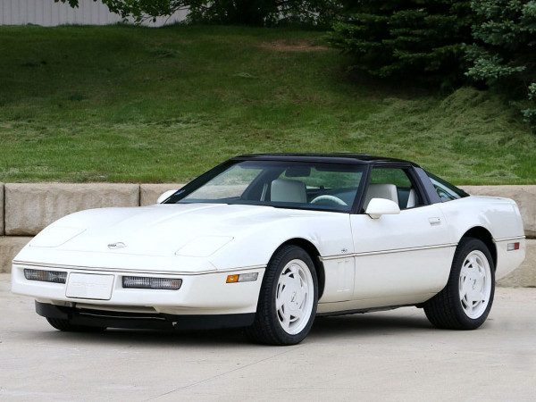 Chevrolet Corvette Sport Coupe 35th Anniversary MY 1988 vue AV - photo : auteur inconnu