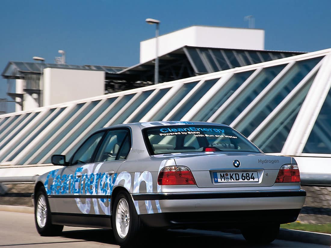 BMW Série 7 E38, Évolutions et caractéristiques