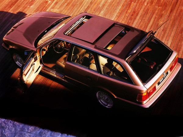 BMW Série 5 Touring E34 V8 avec double toit ouvrant 1992-1996 - photo BMW