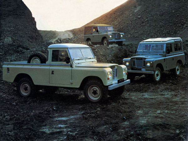 La famille Land Rover Serie 3 avec le pick-up 109, le station wagon 88 et le bâché 88 - photo Land Rover