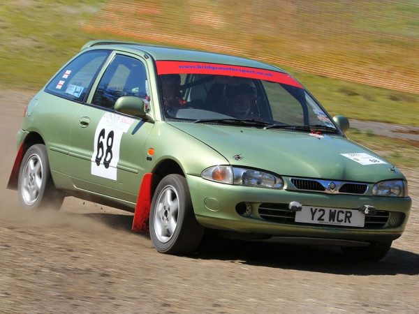 Proton Satria Rallye 1996 Royaume Uni - photo : Tony Harrison — Flickr, tonylanciabeta's photostream, CC BY-SA 2.0