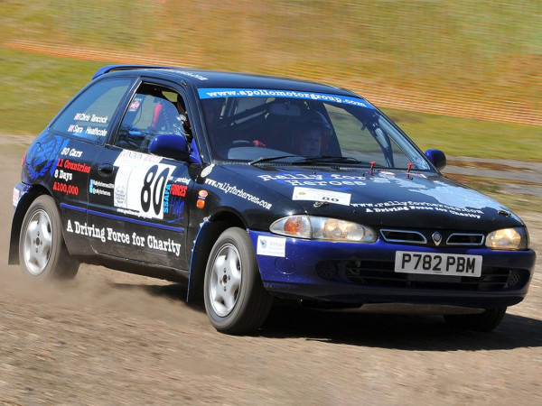 Proton Satria Rallye 2001 Royaume Uni - photo : Tony Harrison — Flickr, tonylanciabeta's photostream, CC BY-SA 2.0