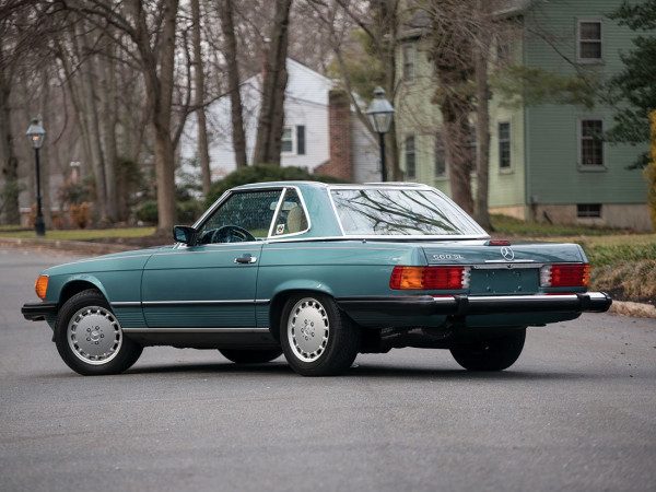 Mercedes-Benz 560SL USA MY 1989 vue AR - photo : Erik Fuller ©2018 Courtesy of RM Sotheby's