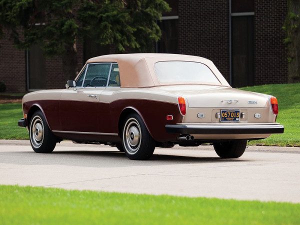 Rolls Royce Corniche 1973-1985 US vue AR avec capote - photo Corey Silvia ©2014 Courtesy of RM Auctions