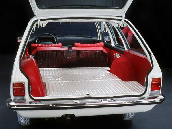 Opel Rekord D Caravan 3 portes 1972-1977 intérieur - photo Opel