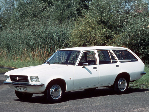 Opel Rekord D Caravan 5 portes 1972-1977 vue AV - photo Opel