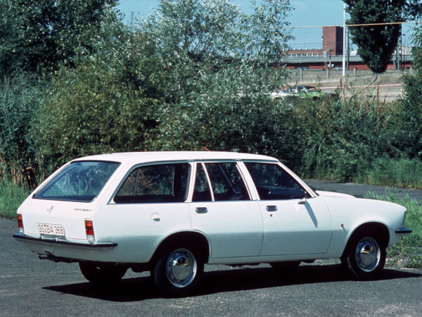 Opel Rekord D Caravan 5 portes 1972-1977 vue AR - photo Opel