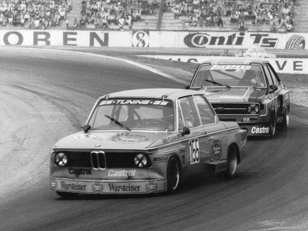 BMW 2002 sur circuit 1975 - photo BMW