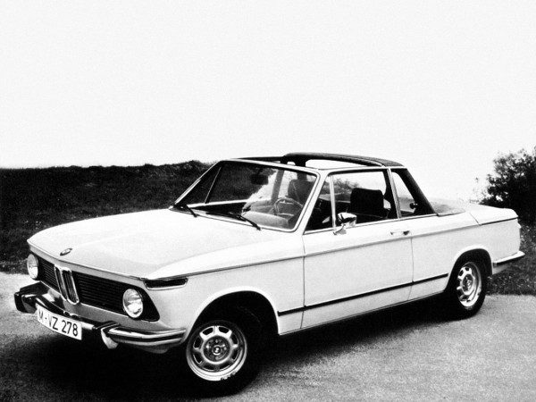 BMW 2002 cabriolet avec arceau 1973-1975 vue AV - photo BMW