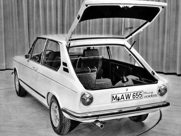 BMW 2000 tii Touring 1971-1973 vue AR avec hayon ouvert - photo BMW