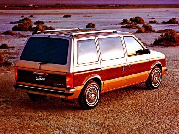 Dodge Caravan 1984-1986 vue AR - photo Chrysler