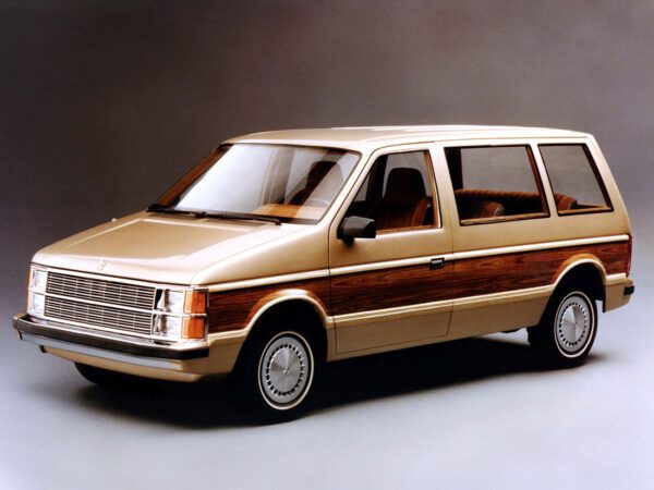 Plymouth Voyager 1984-1986 vue AV - photo Chrysler