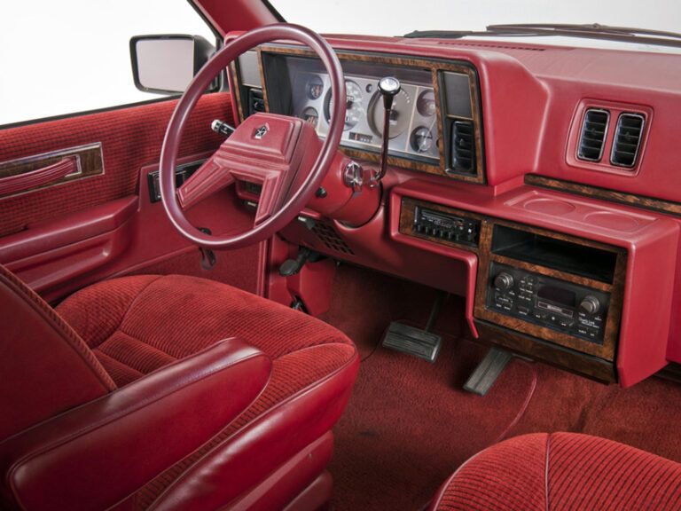 Plymouth Voyager 1984-1986 planche de bord - photo Chrysler