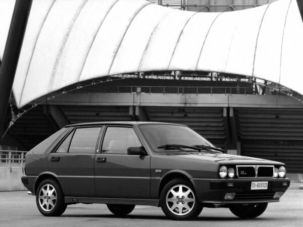 Lancia Delta GT i.e. 1991-1992 vue AV - photo Lancia