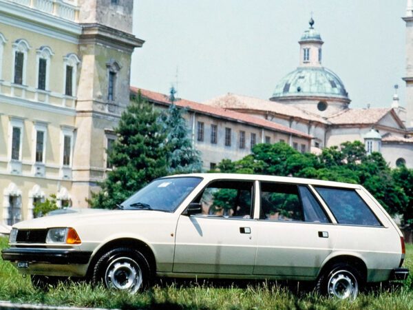 Peugeot 305 break GL 1982-1985 vue AV - photo Peugeot