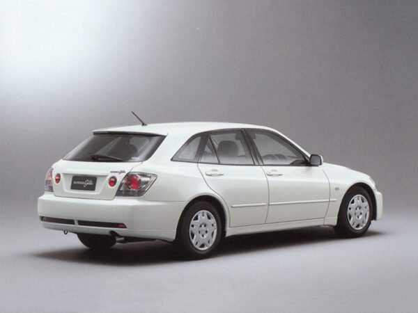 Toyota Altezza Gita AS 200 2001-2005 vue AR - photo Toyota