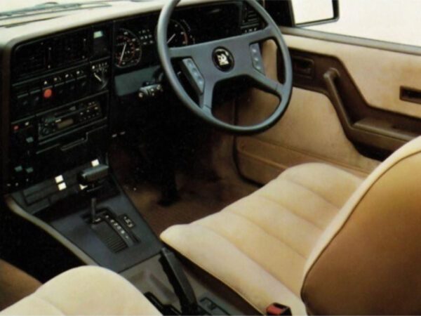 Vauxhall Senator Mk I 1984-1987 planche de bord - photo Vauxhall