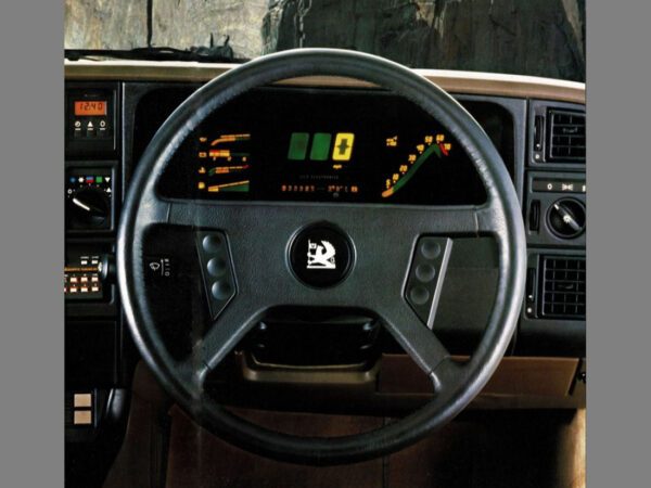 Vauxhall Senator Mk I 1984-1987 planche de bord de la version CD avec instrumentation numérique - photo Vauxhall