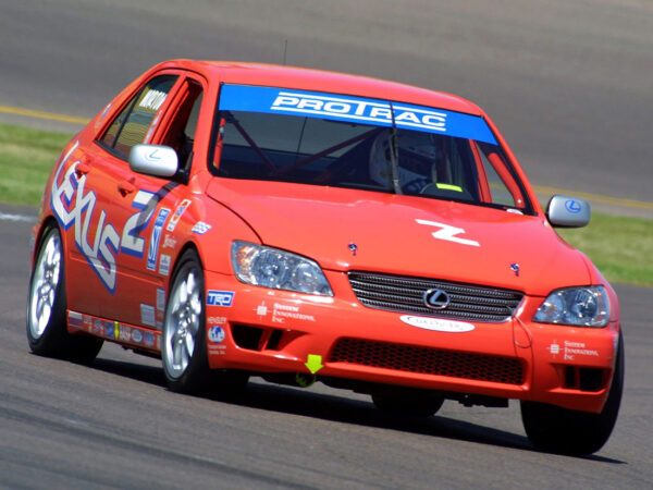 Lexus IS 300 USTCC 2001 vue AV - photo Lexus