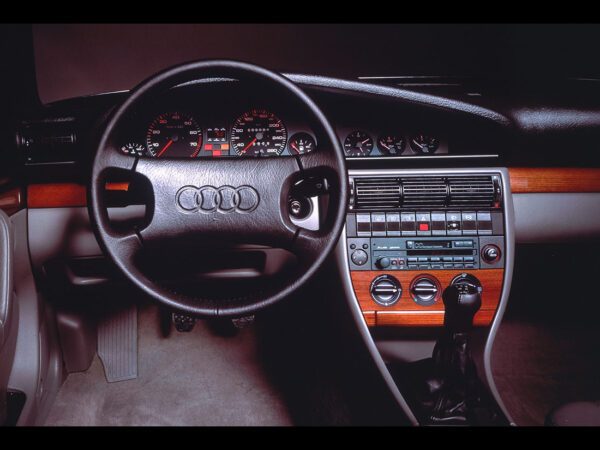 Audi 100 C4 1990-1994 planche de bord - photo Audi