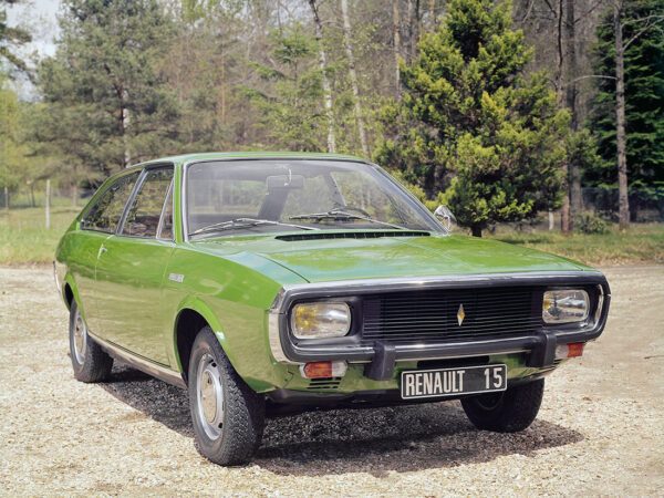 Renault 15 TL 1971 voiture de présentation avec ancien logo - photo Renault