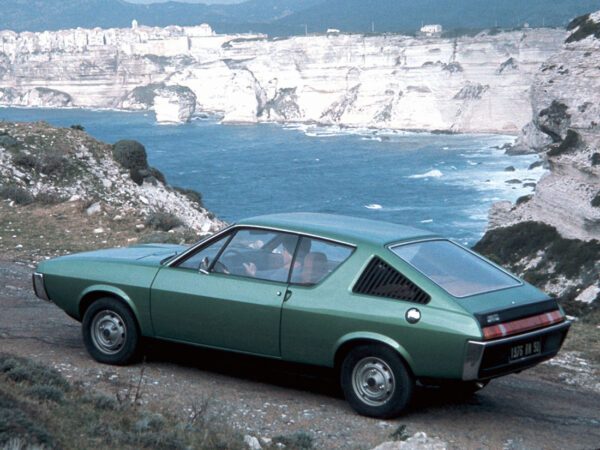 Renault 17 TS Automatic 1976 vue AR d'une voiture de présentation avec jantes de 15 TL - photo Renault