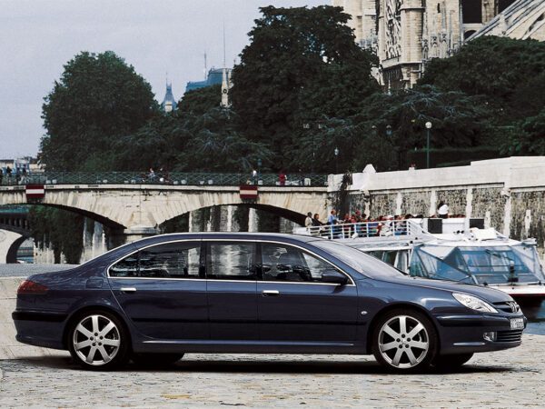 Peugeot 607 Paladine concept vue AV - salon de Genève 2000 - photo Peugeot