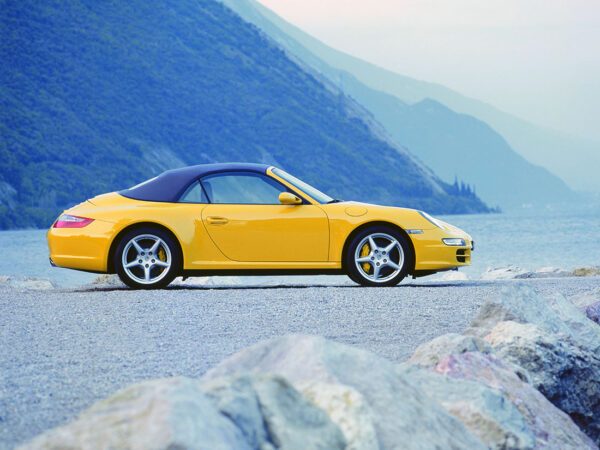 Porsche 911 type 997 cabriolet phase 1 profil avec capote 2005-2008 - photo Porsche AG