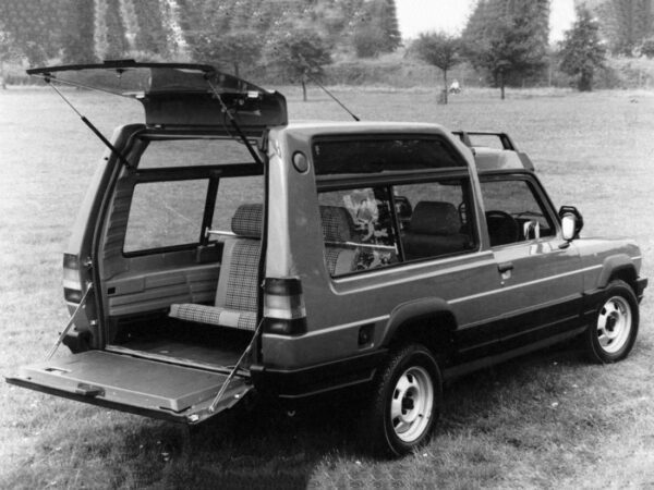 Talbot-Matra Rancho 1980-1981 vue AR avec hayon ouvert et banquette supplémentaire - photo Talbot UK